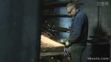 重工业手工工人用圆形刀片在金属小车上打丸